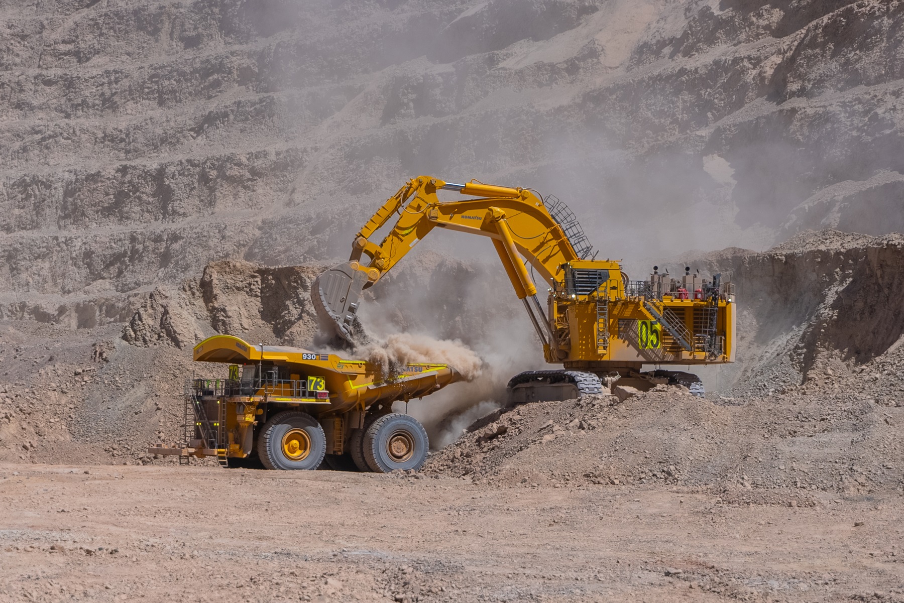 Lomas Bayas acelera su transformación tecnológica con la llegada de la Komatsu PC-8000