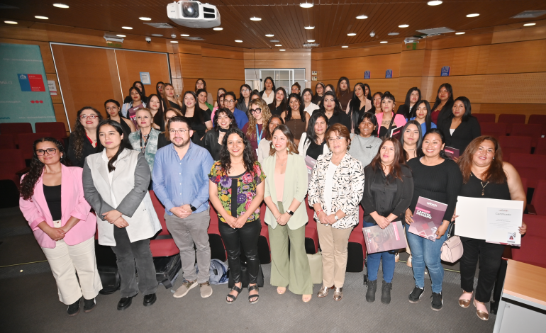 Mujeres se preparan para ingresar a la industria minera