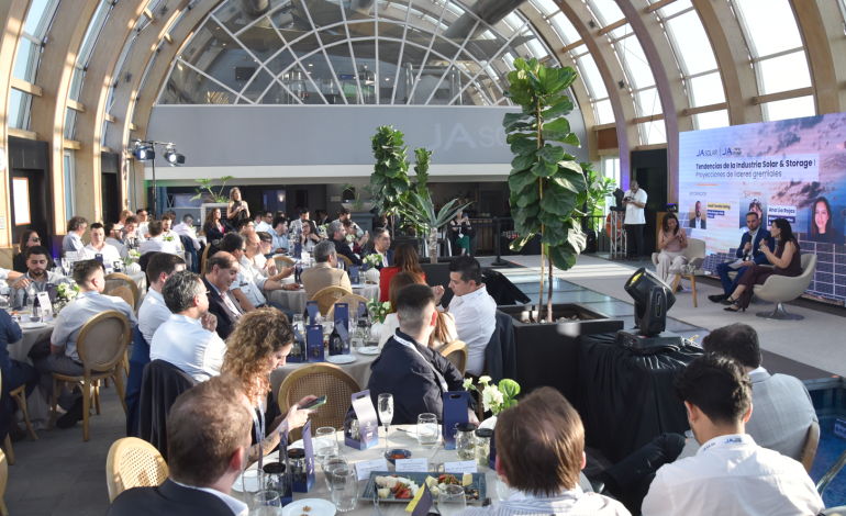 JA SOLAR reune a refentes de la energía en Chile