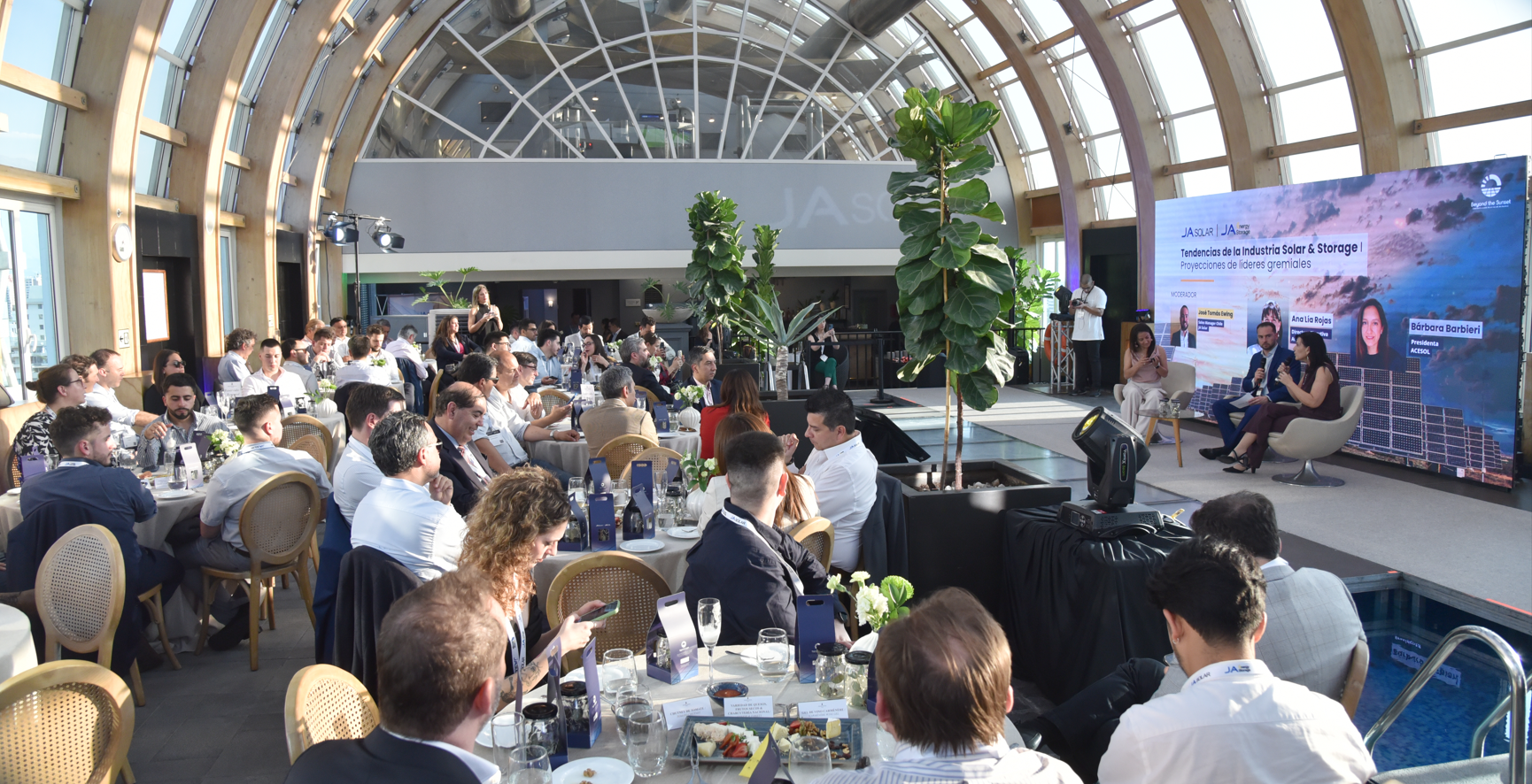 JA SOLAR reune a refentes de la energía en Chile