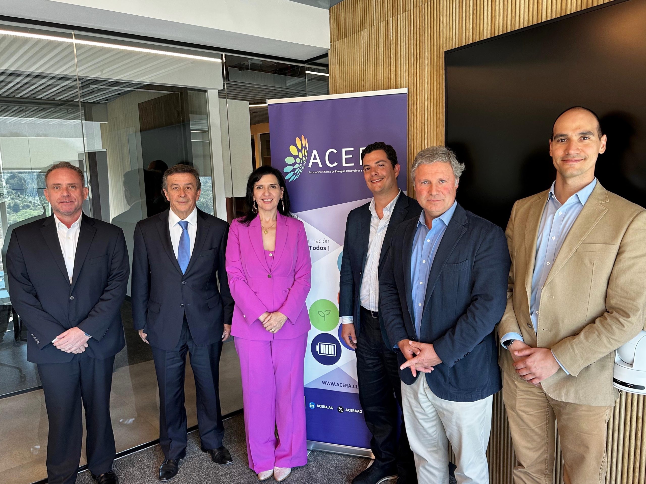 Firman acuerdo para impulsar la electrificación del transporte