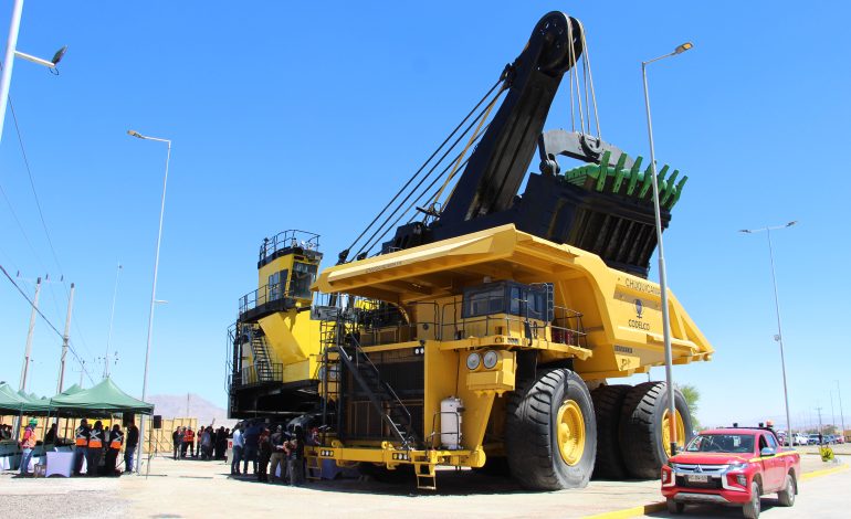 Codelco entrega pala y camión de extracción a Calama como símbolo de su identidad minera
