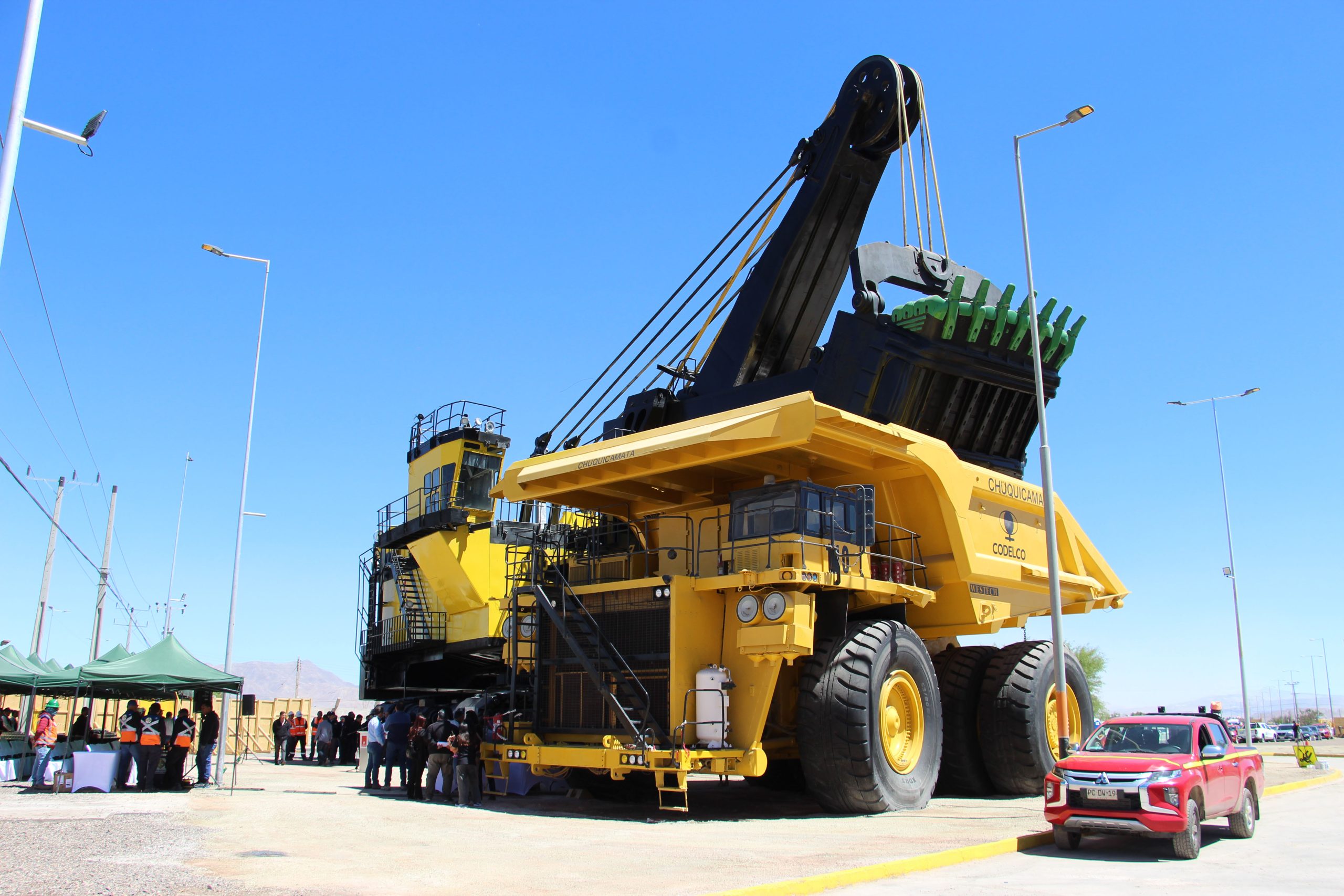 Codelco entrega pala y camión de extracción a Calama como símbolo de su identidad minera