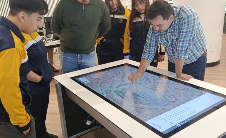 Jóvenes conocieron centro que controla camiones autónomos a más de 100 km de distancia