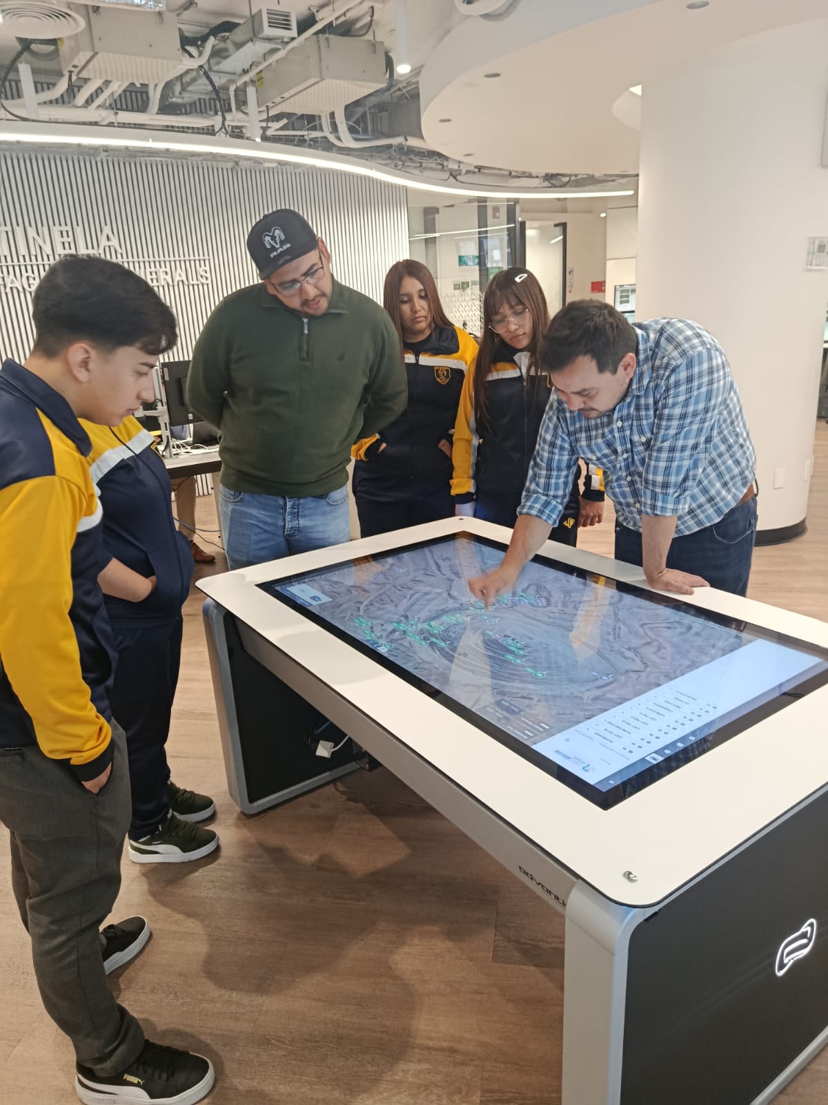 Jóvenes conocieron centro que controla camiones autónomos a más de 100 km de distancia