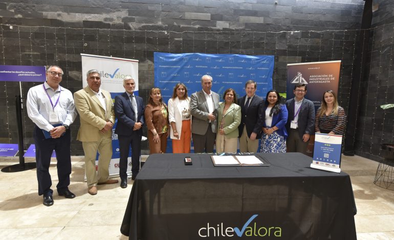 AIA Y CHILEVALORA FIRMAN CONVENIO PARA FORTALECER EL CAPITAL HUMANO EN REGIÓN DE ANTOFAGASTA