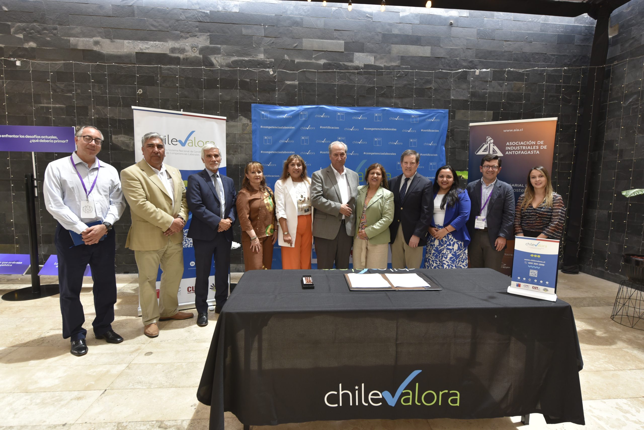 AIA Y CHILEVALORA FIRMAN CONVENIO PARA FORTALECER EL CAPITAL HUMANO EN REGIÓN DE ANTOFAGASTA