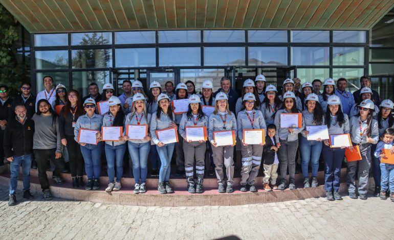 26 mujeres egresan del programa Aprendices 2025 de Radomiro Tomic