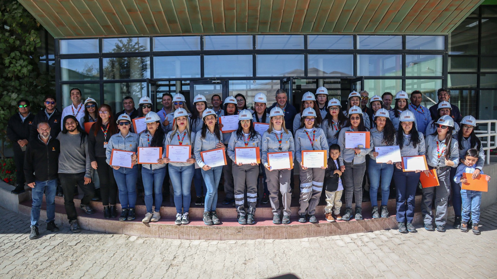 26 mujeres egresan del programa Aprendices 2025 de Radomiro Tomic