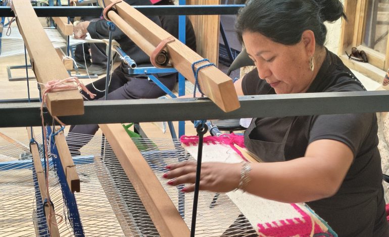 Minera El Abra: Taller de tejido ancestral en Ollagüe permite rescatar tradiciones quechuas