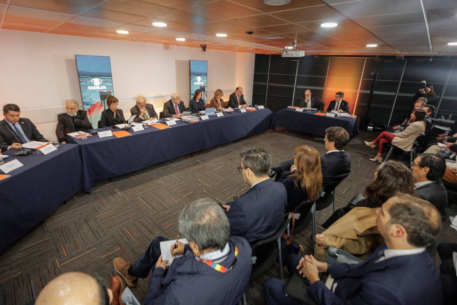 Ministros Mas y Quiroz expresaron su preocupación por el nivel de deuda de Codelco