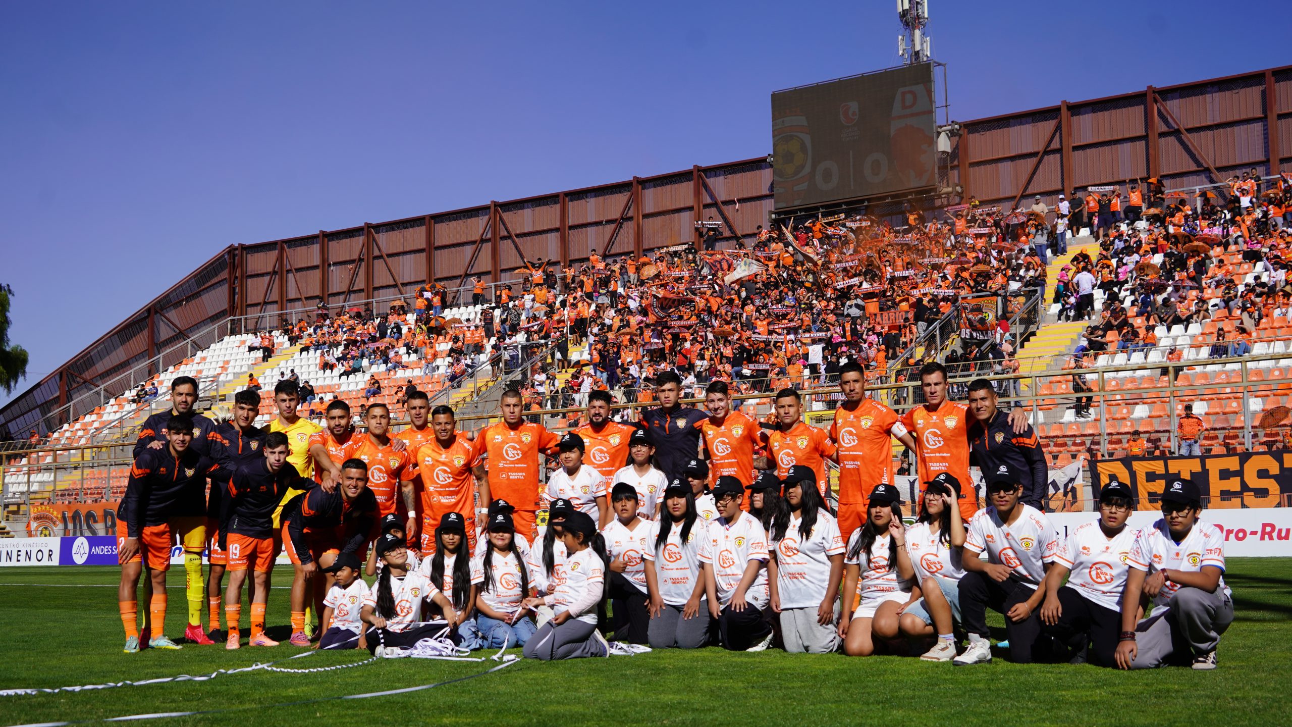 Niños y niñas de Ollagüe compartieron con plantel de Cobreloa gracias a convenio con Minera El Abra