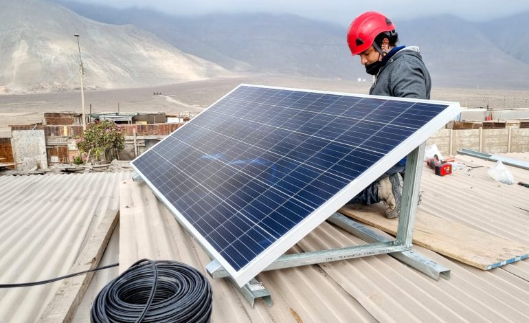 En Michilla implementarán paneles fotovoltaicos en 29 hogares y mobiliario para la Escuela y el Jardín Infantil